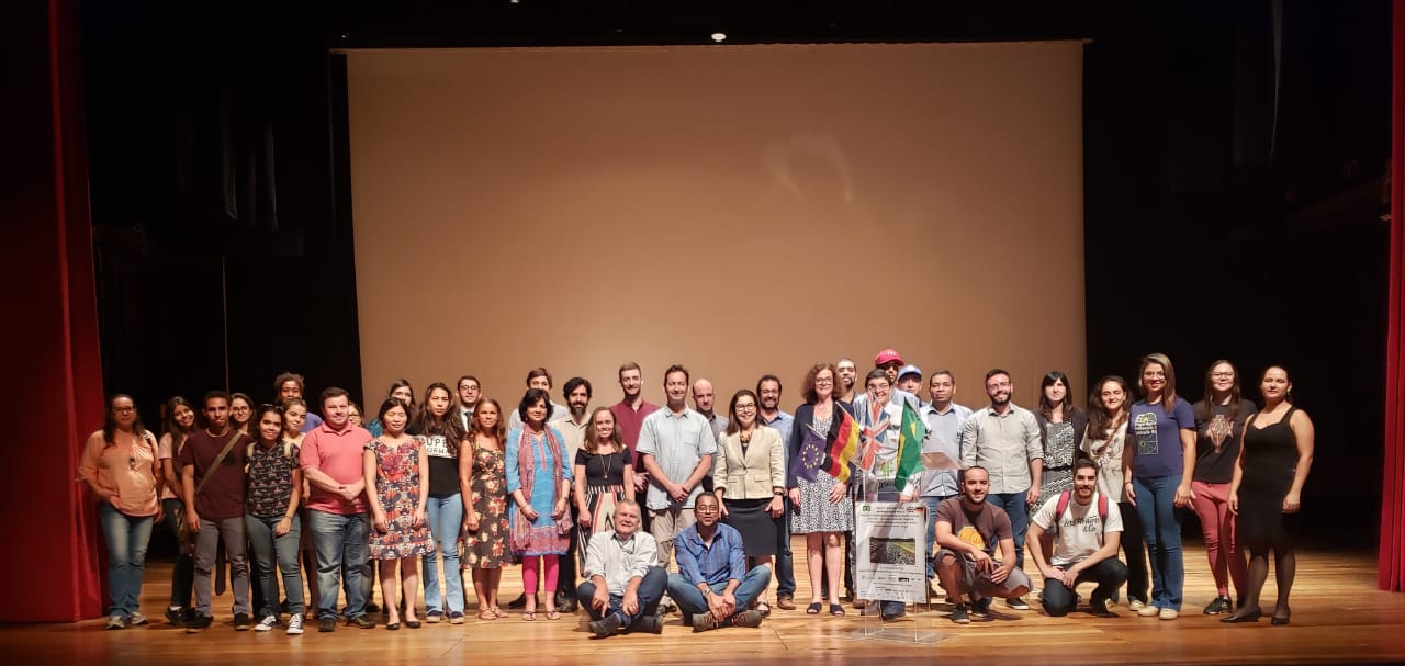 Pesquisadores do Brasil, do Reino Unido e da Alemanha reunidos no Teatro do IFG - Câmpus Goiânia.